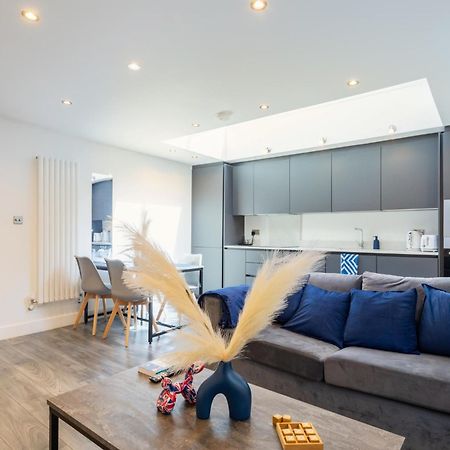 Stylish 2-Bed Flat In The Heart Of West Hampstead Apartment Лондон Екстериор снимка