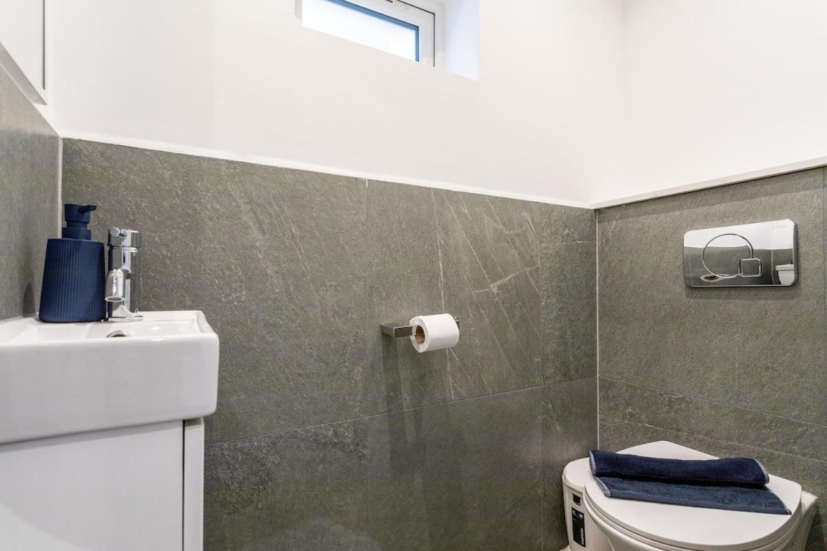 Stylish 2-Bed Flat In The Heart Of West Hampstead Apartment Лондон Екстериор снимка