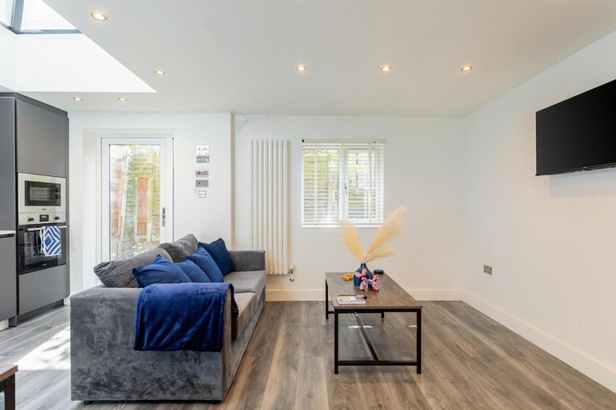 Stylish 2-Bed Flat In The Heart Of West Hampstead Apartment Лондон Екстериор снимка