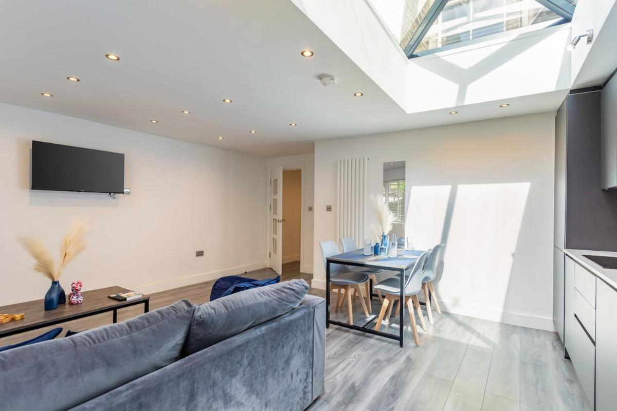 Stylish 2-Bed Flat In The Heart Of West Hampstead Apartment Лондон Екстериор снимка