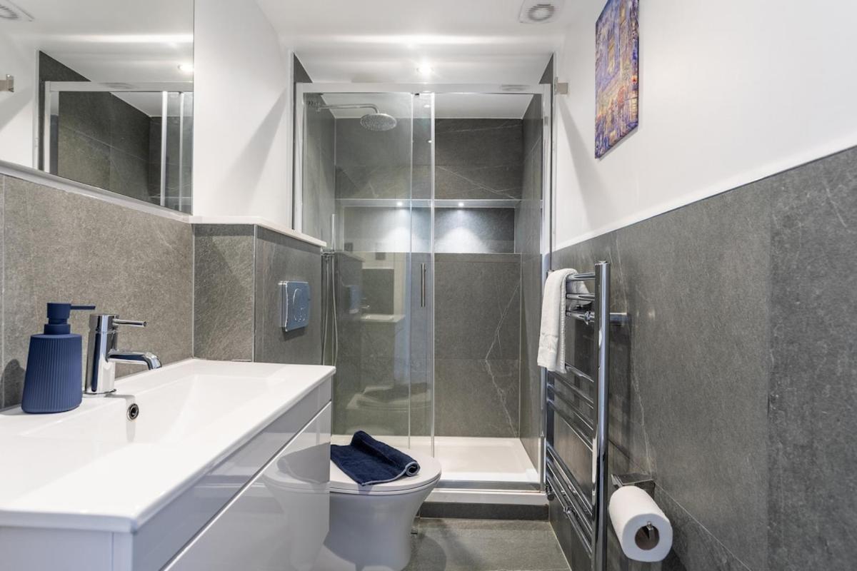 Stylish 2-Bed Flat In The Heart Of West Hampstead Apartment Лондон Екстериор снимка