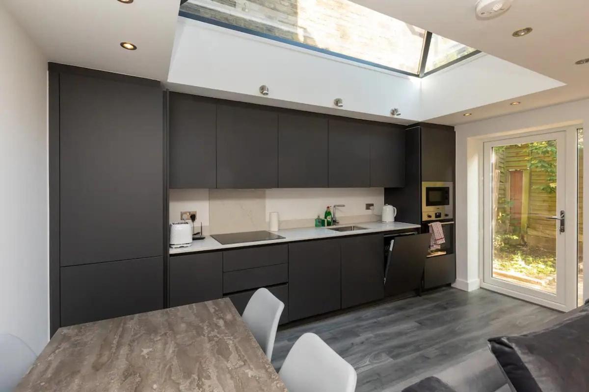 Stylish 2-Bed Flat In The Heart Of West Hampstead Apartment Лондон Екстериор снимка