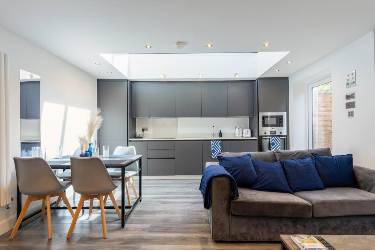 Stylish 2-Bed Flat In The Heart Of West Hampstead Apartment Лондон Екстериор снимка