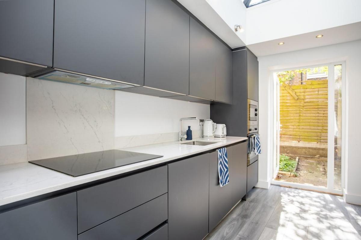 Stylish 2-Bed Flat In The Heart Of West Hampstead Apartment Лондон Екстериор снимка