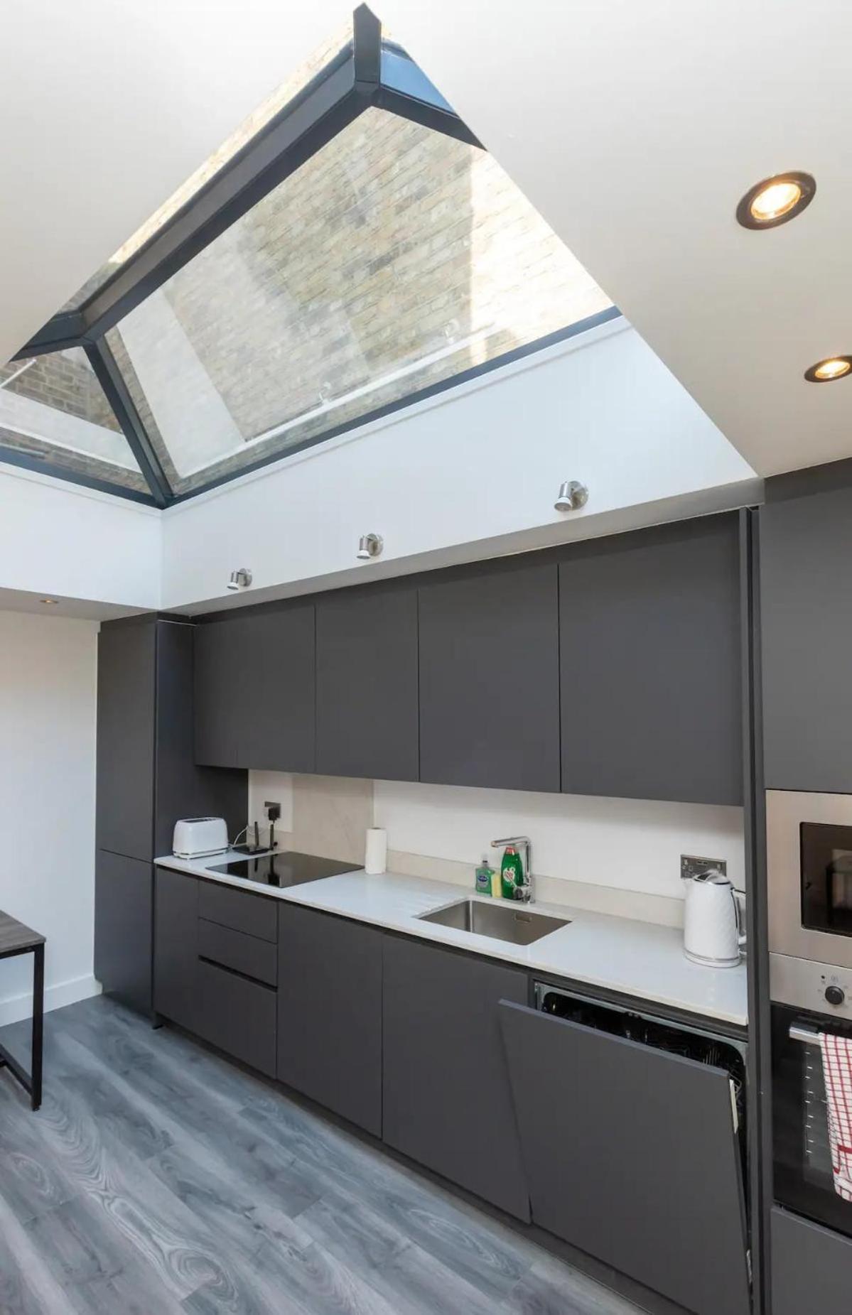 Stylish 2-Bed Flat In The Heart Of West Hampstead Apartment Лондон Екстериор снимка