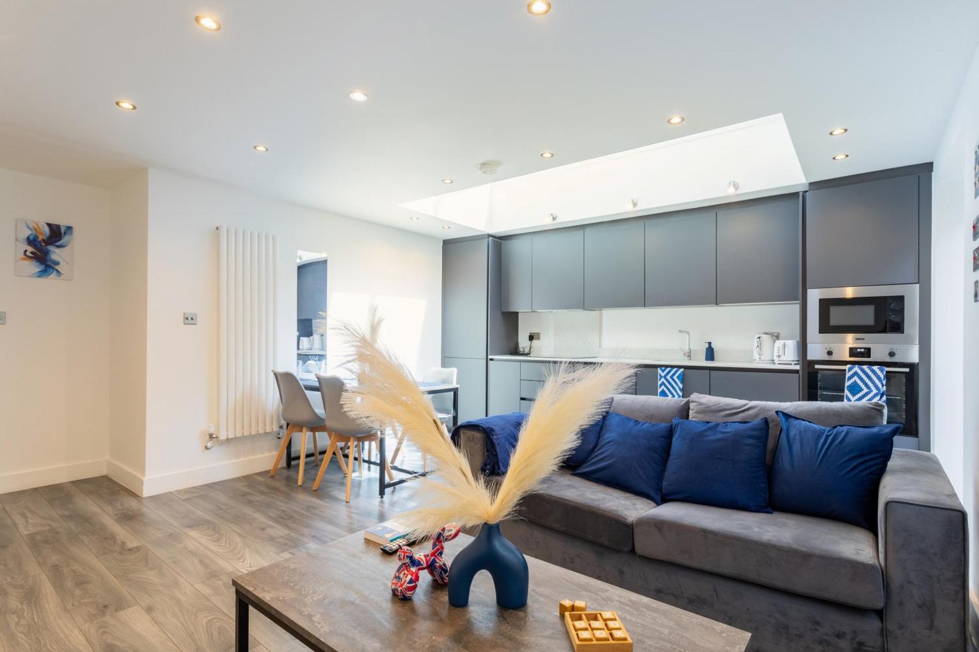 Stylish 2-Bed Flat In The Heart Of West Hampstead Apartment Лондон Екстериор снимка